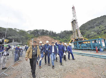 El viernes 5 de abril, el presidente Evo Morales inspeccionó el avance de perforación.