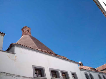 Dos de las cuatro chimeneas que quedaron de las cuatro hornazas.
