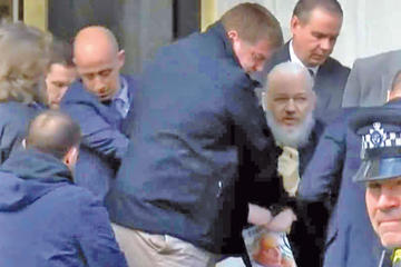 Detienen a Assange en la Embajada de Ecuador en Londres