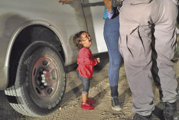 Foto de niña recibe un premio mundial