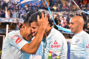De izq. a der. Erwin Saavedra, Juan Carlos Arce y Marcos Riquelme en pleno festejo.