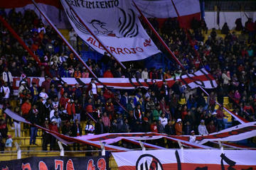 Los hinchas abarrotaron las graderias del estadio.