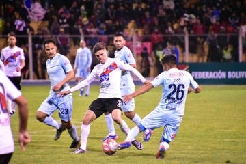 Bruno Pascua (c) trata de pasar la marca de sus rivales.