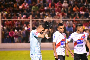 Juan Carlos Arce (i) celebra la victoria ante el desconsuelo de los locales.