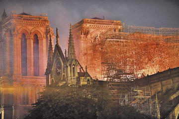 Vista general del incendio que consumió el techo de la catedral.