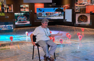 El artista cruceño en el salón de exposiciones.