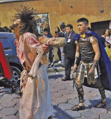 Un soldado azota a un ladrón.