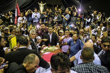 Miles de seguidores y políticos despiden a Alan García en Lima