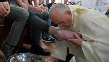 El Papa lavó los pies a 12 presos 
