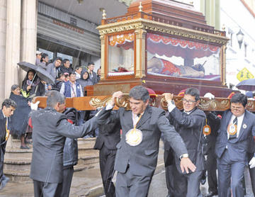 El cielo frenó por minutos la procesión del sepulcro