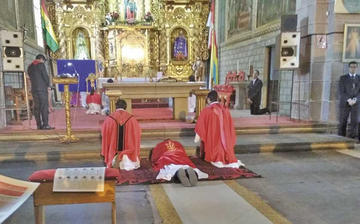 Monseñor Centellas se tiró al piso en señal de humildad.