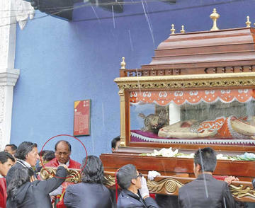 El rostro del obispo, Ricardo Centellas, en el momento en que caía el granizo.