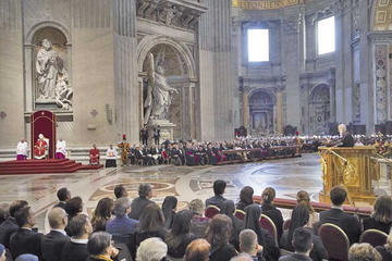 El pontífice preside la ceremonia de la Pasión del Señor.