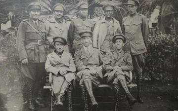 Foto de la Guerra del Chaco. El escritor está arriba y al centro.