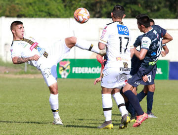 Agustín Jara lucha por quedarse con el balón.