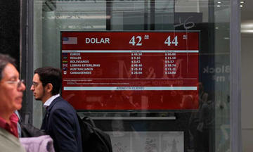 Economía argentina se desploma  por la caída del precio del dólar