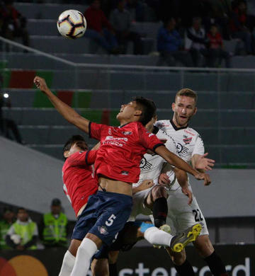 Sebastián Reyes y Léo Pereira pelean por el esférico.