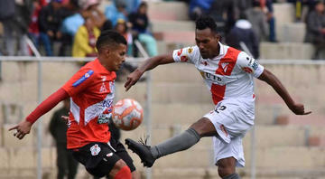 Marco Andía y Uellington Martins chocan por el balón.