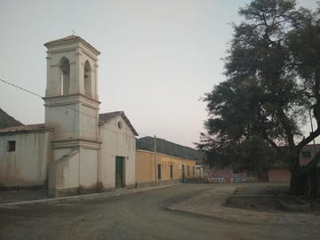 El antiguo templo de Cotagaita. Supuestamente, al lado está la casa de