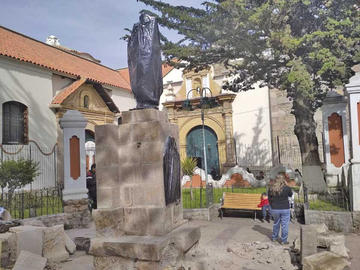 Mientras duraron los trabajos, la estatua estuvo cubierta y había piedras alrededor.