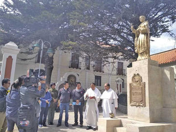 El acto de entrega y bendición del monumento.