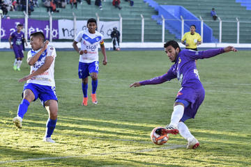 Leando Vogliotti, de Real, controla la pelota.