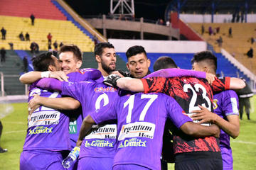 Los jugadores lilas celebran el triunfo.