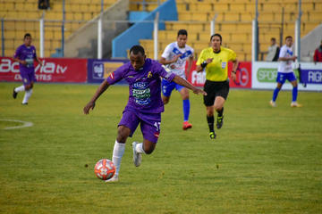 El jugador Gustavo Pinedo remata el balón.