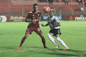 Guimer Justiniano y Nicolás Royón pelean por el balón.