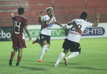 Los jugadores de la escuadra potosina celebran la apertura del marcador.