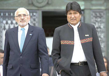 RIVALES. Una imagen de Evo Morales y Carlos Mesa, candidatos presidenciales.