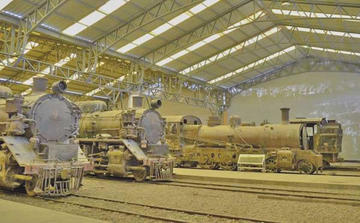 Se encuentran antiguas locomotoras que son parte del patrimonio nacional.