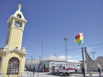 El reloj se encuentra ubicado en el centro histórico uyunense.