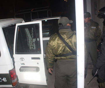 Los policías levantaron el cadáver del hombre.
