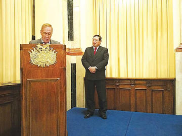El director de la Casa Nacional de Moneda, Luis Arturo Leytón (izq.).