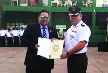 El extraditable recibió un reconocimiento del excoronel Medina, en un acto público..