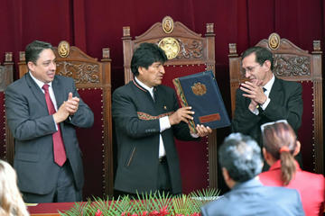 El titular del Ministerio de Justicia, Héctor Arce; el primer mandatario, Evo Morales; y el presidente del TSJ, José Ant