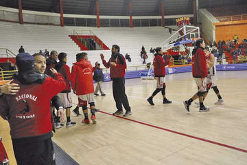 Técnico y jugadores se abrazan tras la victoria.