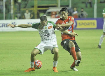 Luis Pavia (d) se enfrenta a un rival.