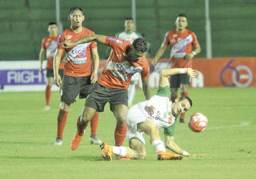 Harold Reina trata de apropiarse del esférico.