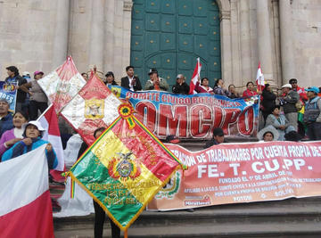El mitin se desarrolló en el atrio de la Catedral.