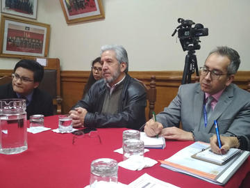 El presidente de la Fundación Cultural del Banco Central de Bolivia, Cergio Prudencio (c).