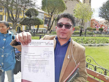 El presidente de la Junta Distrital de padres de Familia, Edwin Canaviri, informa sobre la solicitud presentada.