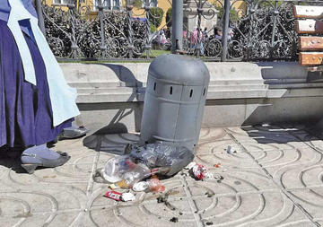 Destruyen basureros en la plaza central de Potosí