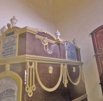 Las paredes del mausoleo recibieron una mano de pintura.