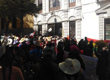 Comerciantes de Villa Banzer y Lecherías bloquean la Alcaldía.