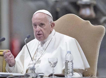 El Papa Francisco oficia una misa con familias gitanas, ayer jueves.