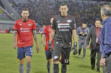 Jugadores del cuadro aviador salen cabizbajos tras la derrota.