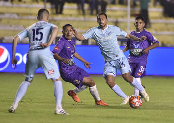 Chrisyían Vargas (c), de Real, intenta quitar la pelota a los bolivaristas.