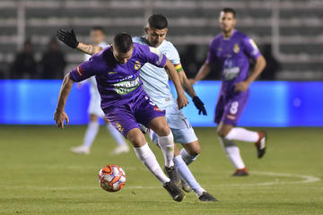 Beymar García, de Real, controla el balón ante la marca de su rival.